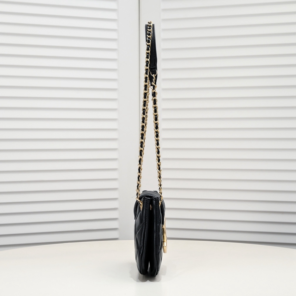 シャネルバッグ背面デザイン